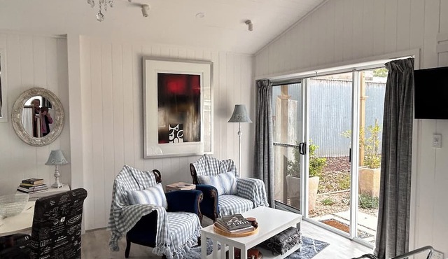 Hamptons style, studio retreat with light continental breakfast included