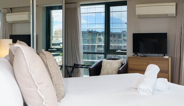 Central 2BR apartment, Hotel vibe, Walk everywhere