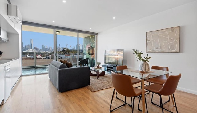 Modern 1-Bed, City Skyline Views & Close to Shops