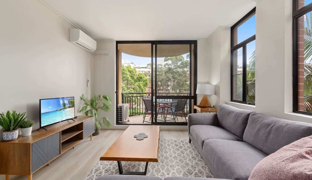 Bright 2-Bed Retreat Near Darling Harbour