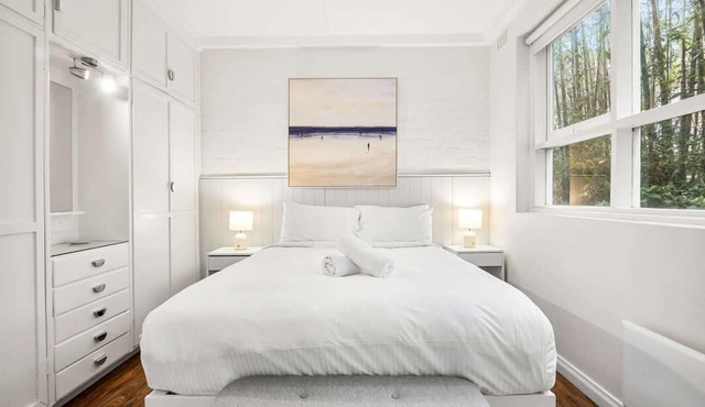 Charming 1-Bed with Fireplace by the Beach