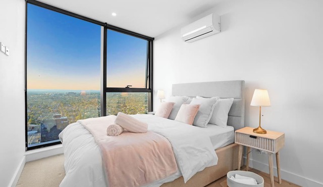 Highrise Skyline Spectacular View Luxury 2B2B1P
