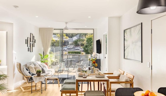 Mint New Stylish 3Beds Apt View/Shops/Highway!