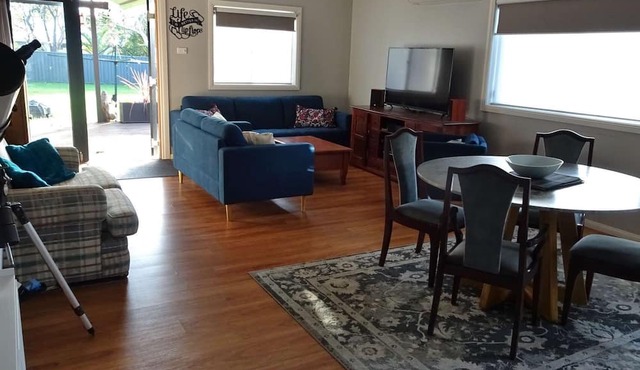 4BR Holiday Home with wheelchair access, Covered Deck, Pet-Friendly Yard