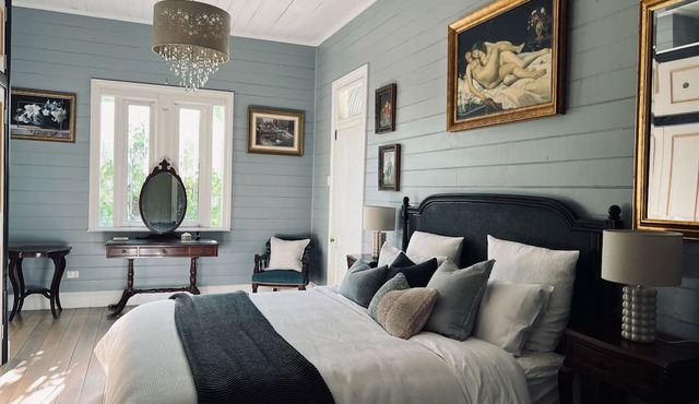 Tranquil Retreat: Charming Country Homestead on 12 Acres, 6km to Byron Bay