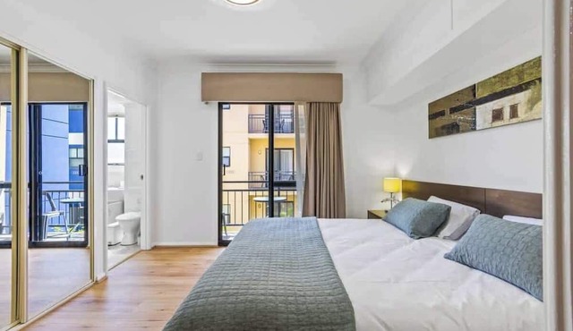 Bargain Apt Near RAC Arena w/Pool