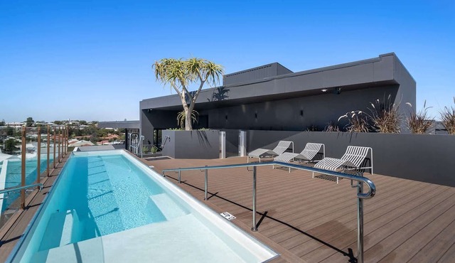 Stylish 2-Bed Unit with Views & Rooftop Access