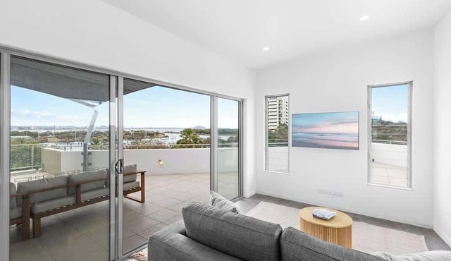 Point Cartwright Penthouse - Ocean & River Views