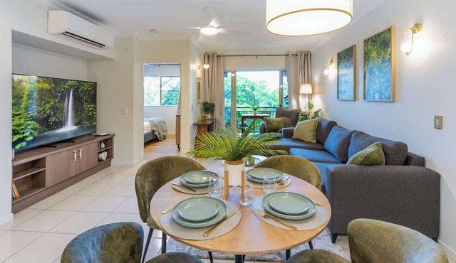 Top-Floor Apartment w/Leafy Balcony & 9 Pools