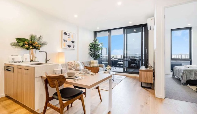 Ivanhoe Apartment: Balcony, Free Parking & Comfort