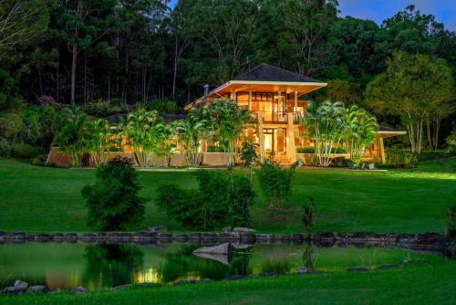 Luxury Gold Coast Mountain View Villa with pool