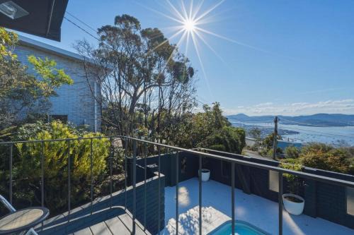 Mount Nelson Lookout - 2 Bed House & Swimming Pool