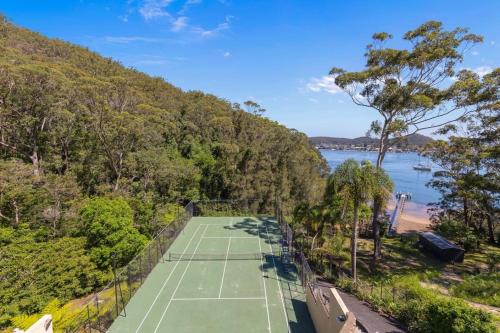 Luxury Waterfront Retreat with Private Pool in Daleys Point