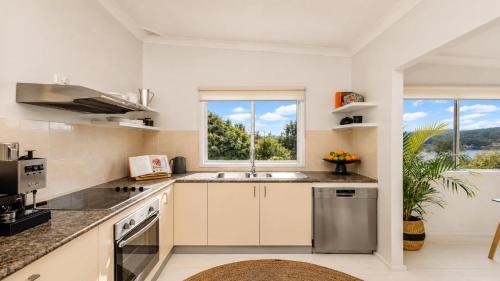 Sunny Bayside Cottage - Walk To Bay and Beach