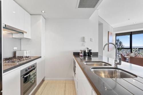 Ryeva Stays with free Parking, Pool, Sauna, Gym & River Views