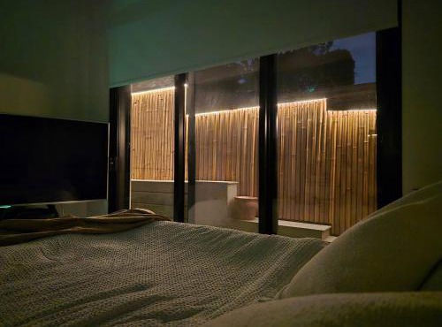 Skylit Suite, Desk, BBQ, Free Park, 20 min CBD in Bankstown