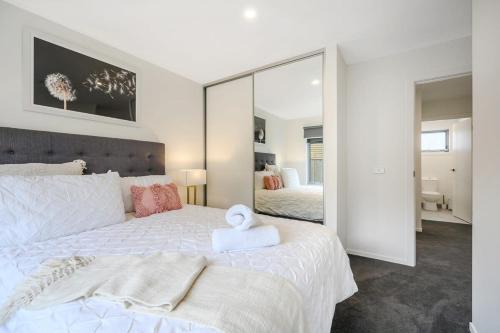 Villa 6 Brand New Walk to shops 10min Airport CBD