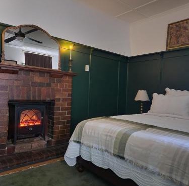 Willow's Gardens Couples retreat with woodfire hottub