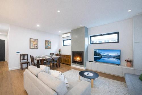 Modern Home - gr8 4 groups by Custom Bnb Hosting