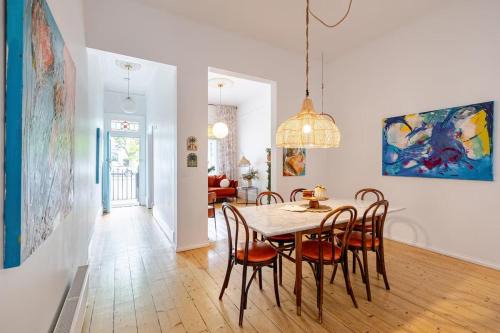 Chic Carlton Retreat - Rooftop, Central, Spacious