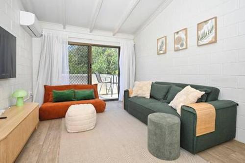Beachfront 1BR Loft. Surf-Café-Unwind