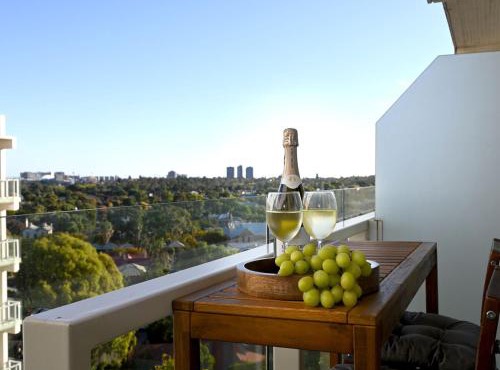 Greenville -Luxury Views-10 Min to Oval & Zoo-Free Parking-Pool-Gym