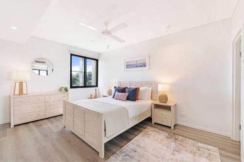 Lagoon Edge - Waterfront Living with Pool near CBD