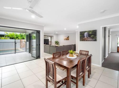 Tropical Pool Sanctuary in Kewarra Beach, Family and Dog Friendly