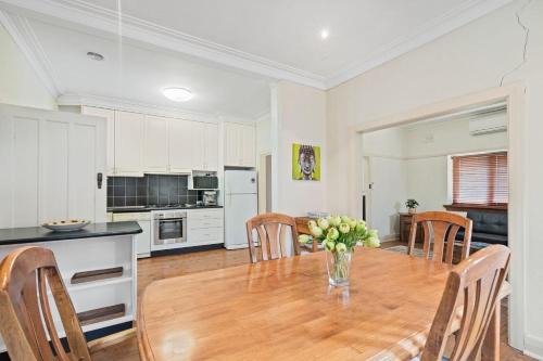 Red Brick Beauty - Central Cottage