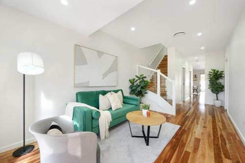 Spacious 5BR Duplex in Heart of Canley Heights