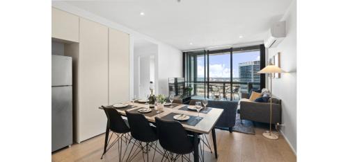 Panoramic City Docklands 2BR Luxury With Pool Gym Parking