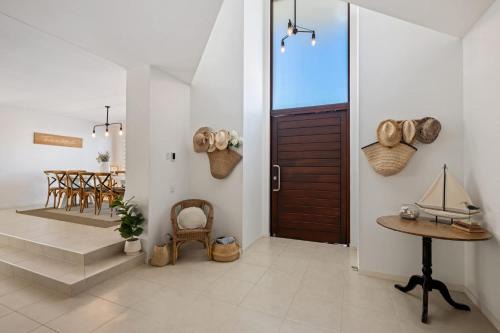 Spacious Coastal Luxury - Steps to Beach
