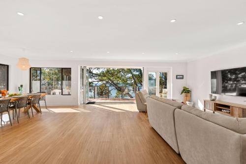 Collingwood Villa - Waterfront and Pet Friendly