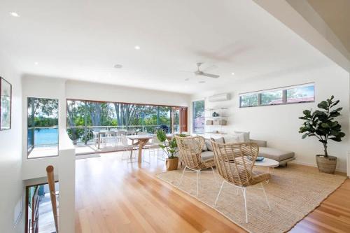 Tranquil & Modern Riverside Getaway