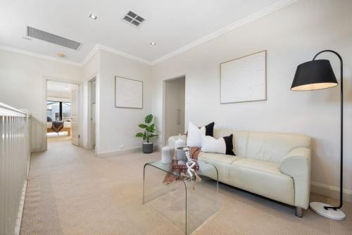 Home Away Henley - Modern Beachside Hideaway