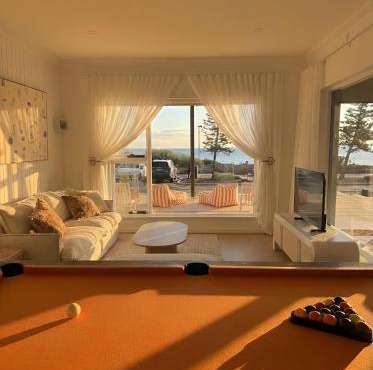 Beachfront 3BR with Sauna & Pool Table - Newly Renovated
