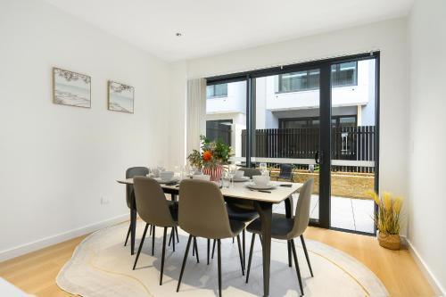 Stylish Brand New 3-Level 3BR Home & Sleeps 10