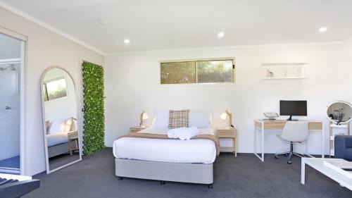 Poolside Family Retreat By Holidayco