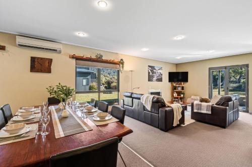 Kickenback Lodge - 3BR Lodge l Gym l Indoor Pool l Tennis l WiFi l Air-Con