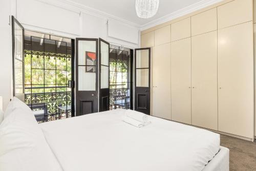 4BR Redfern Home for 10 with Courtyard & Garage