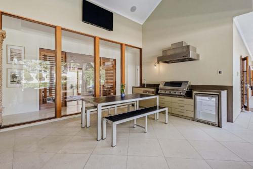 5 BR 4B Pool Yoga Near Turf Club and Hota