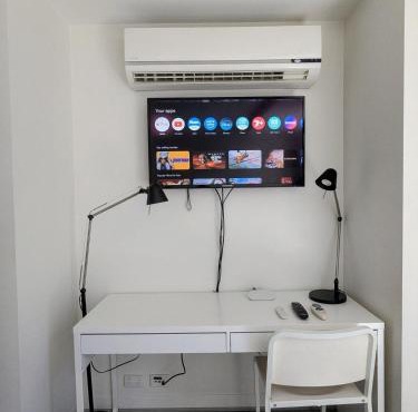 South Yarra Studio - Free Parking, Gym & Balcony Views