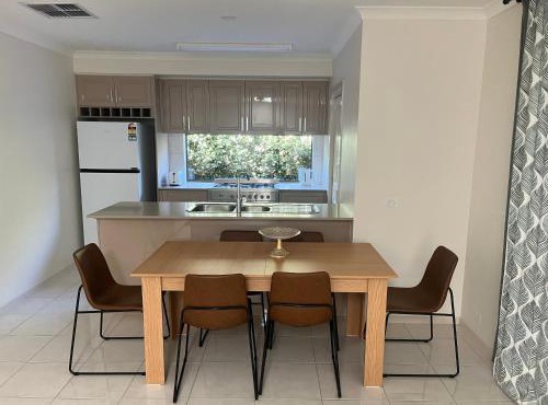 Your Leafy Ivanhoe Retreat