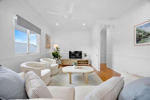 4 Bed Queenslander City Views Walk to Suncorp Deck + Parking in Brisbane