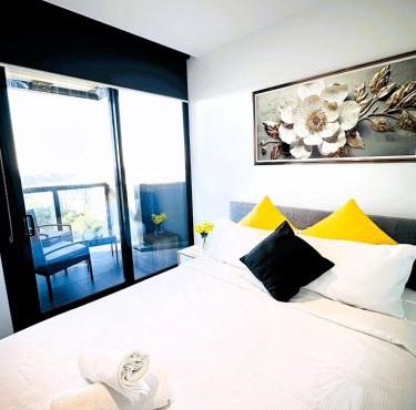 ADEK Apartment North Melb-Stylish 2BR Apartment with Pool, Gym & Parking