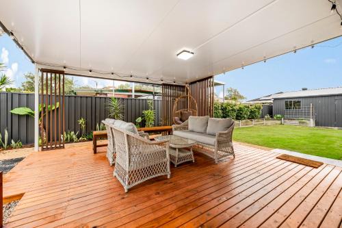 Spacious Beachmere Retreat - Walk to the Bay