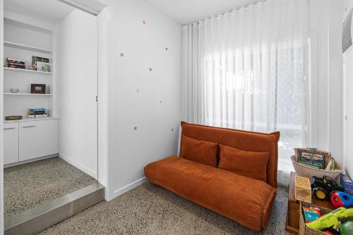 5 bedroom house, walk to beach