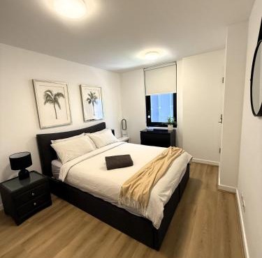 Stylish Condo Apartment with Stunning Rooftop Views & Pool, Gym and Hot Tubs by Peppy Beach Retreats