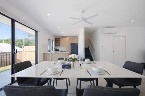 Modern 4BR Townhouse Near Transport and Shops