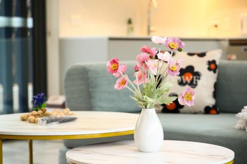 Warm Marrickville 2BR 5 Min Walk to Train